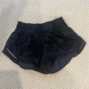 lululemon camo hotty hot shorts 2.5” size 2